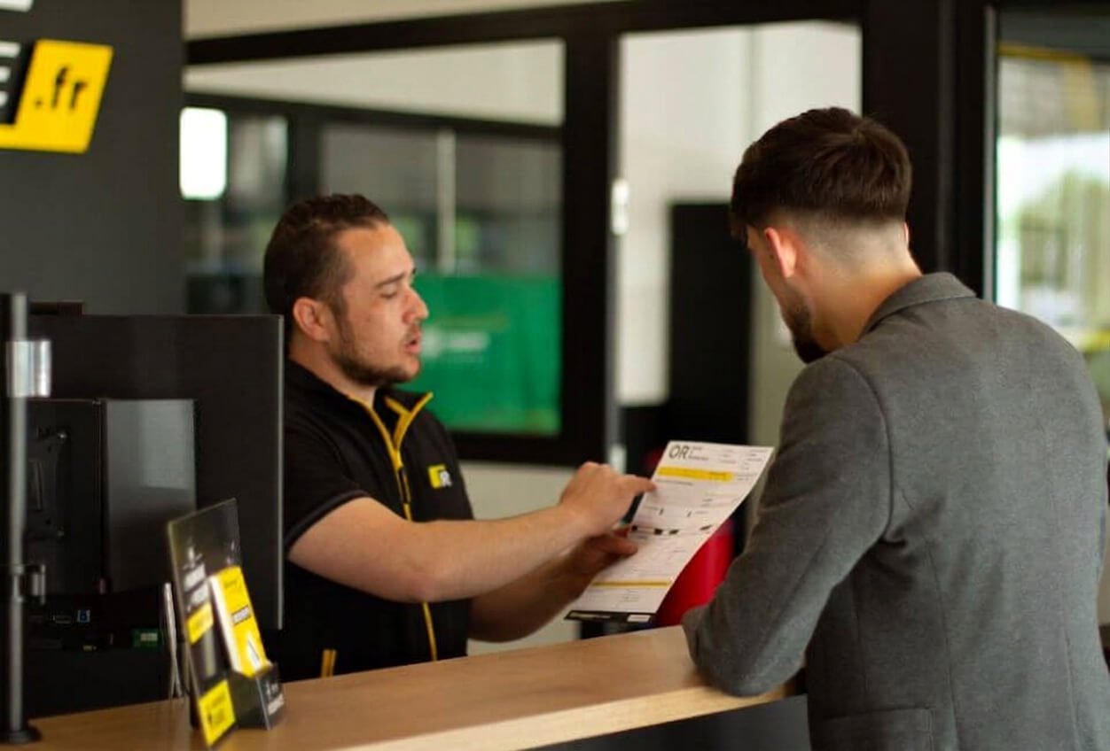 Responsable d'agence conseille un client dans les démarches avec son assurance