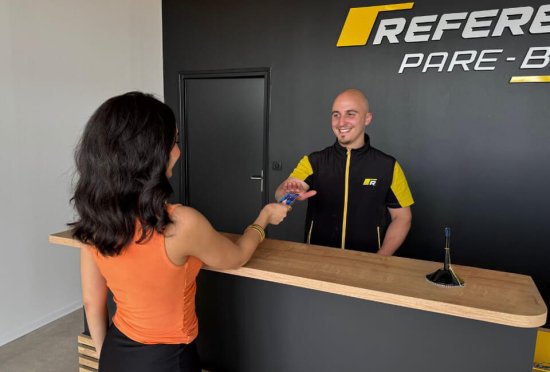 Responsable refusant avec le sourire qu'une cliente paie