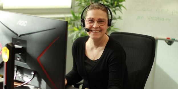 Conseillère souriante au téléphone