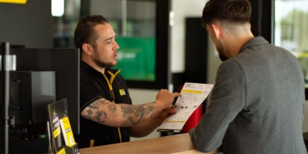 Technicien accompagne un client pour la déclaration de son sinistre bris de glace