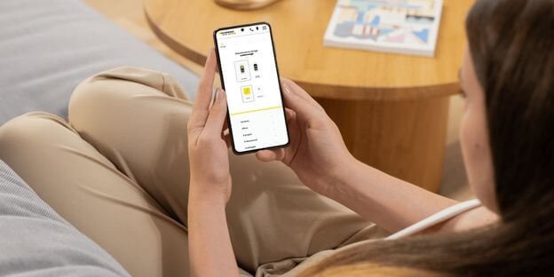 Femme prenant RDV via le formulaire en ligne depuis son téléphone