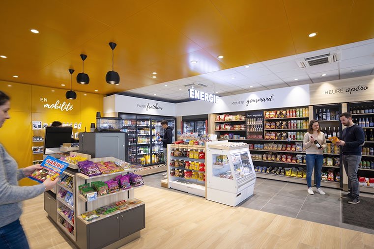 Boutique Total avec des clients faisant des courses