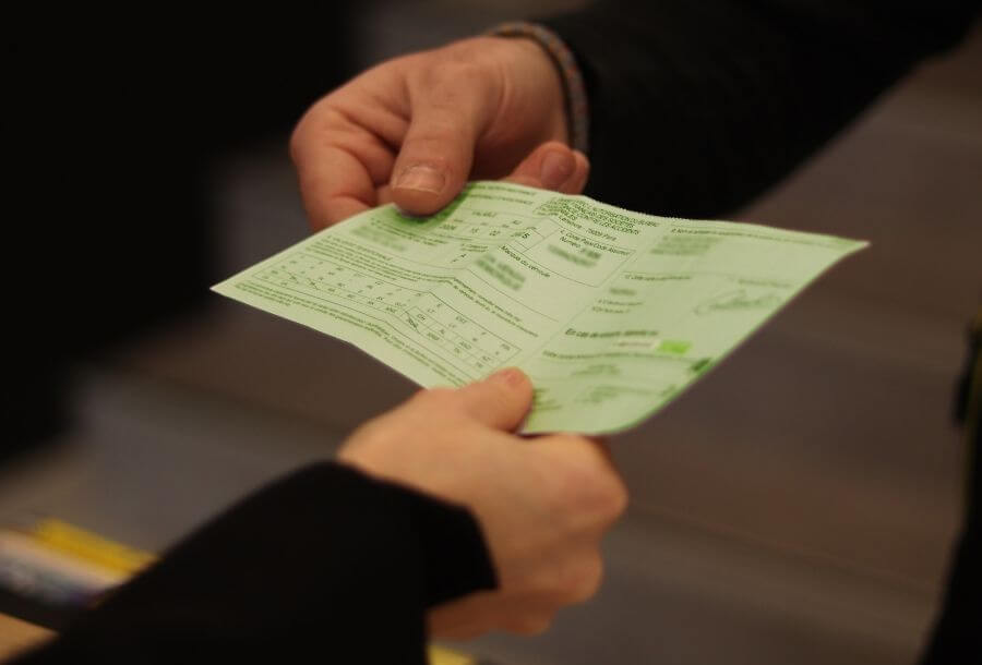 Cliente qui donne une carte verte d'assurance au responsable d'agence