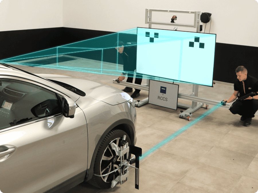 Techniciens calibrent la caméra ADAS d'un pare-brise