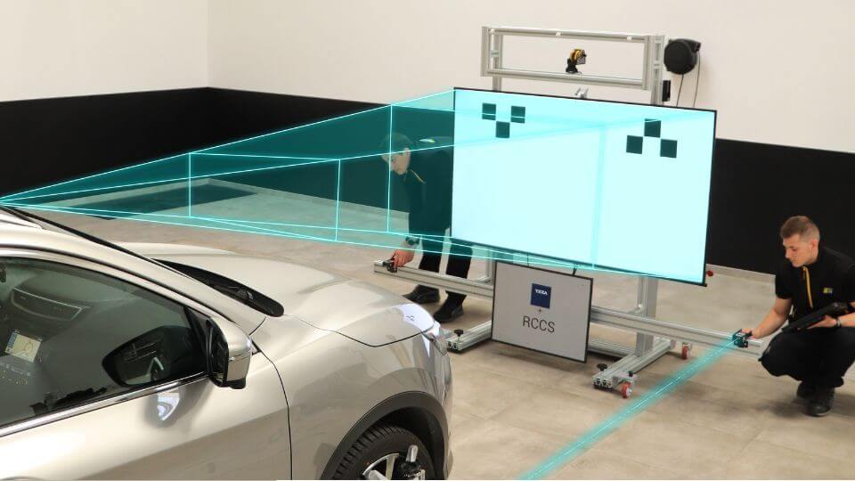 Techniciens vitrages réalise un calibrage caméra ADAS sur une voiture