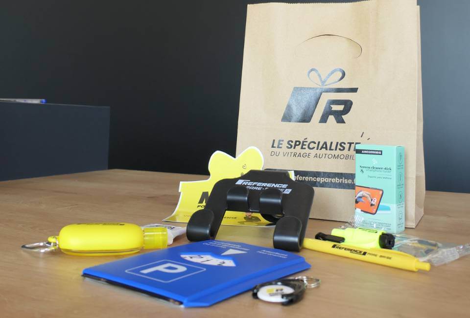 Pack d'accueil avec des goodies sur un comptoir