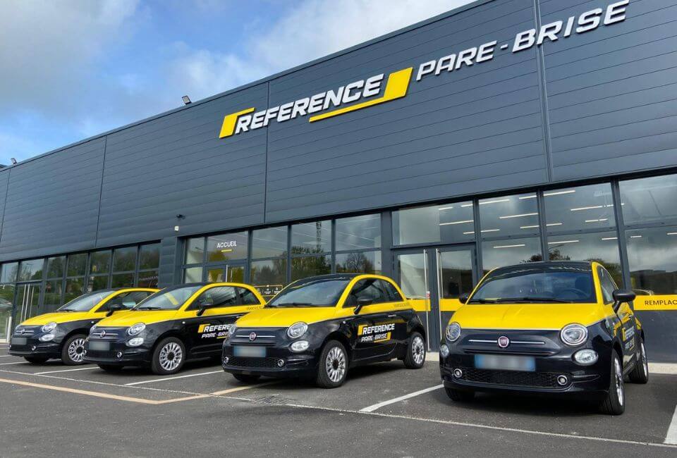 Véhicules de prêt Référence Pare-Brise devant une agence
