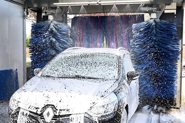 Voiture en cours de lavage dans un car wash automatique