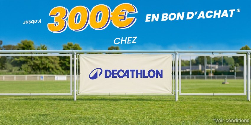 Bâche avec logo Décathlon sur barrière d'un terrain de football