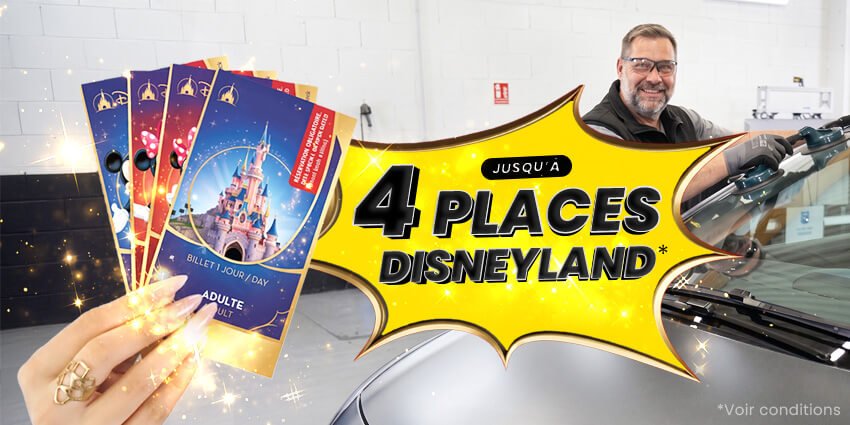 Une main tenant des billets Disneyland Paris avec un remplacement de pare-brise en arrière plan
