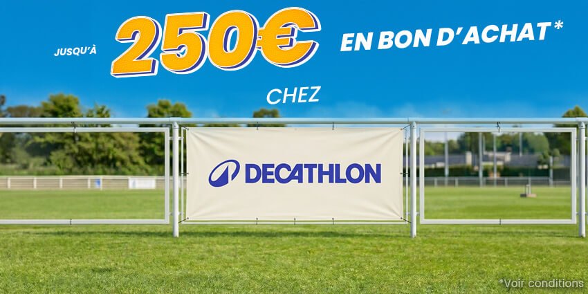 Bâche avec logo Décathlon sur barrière d'un terrain de football