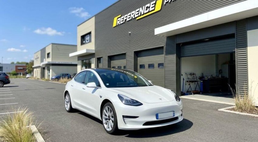 Tesla devant une agence Référence Pare-Brise