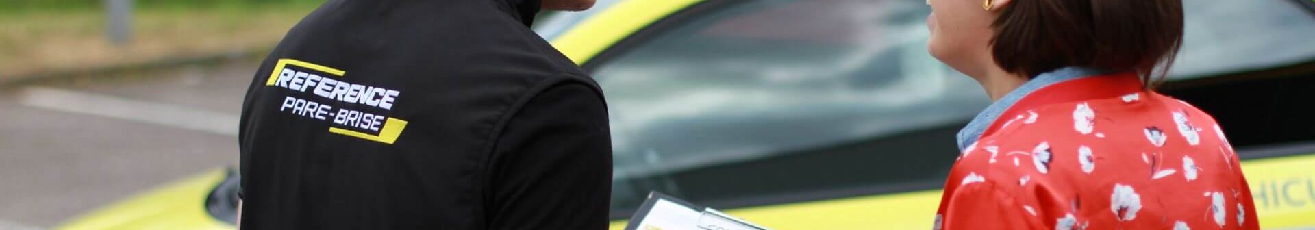 Responsable d'agence discute avec un client