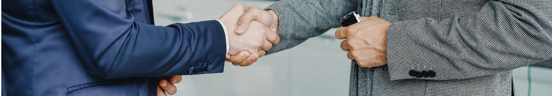 Poignée de main entre deux personnes
