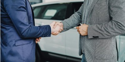 Poignée de main entre deux personnes